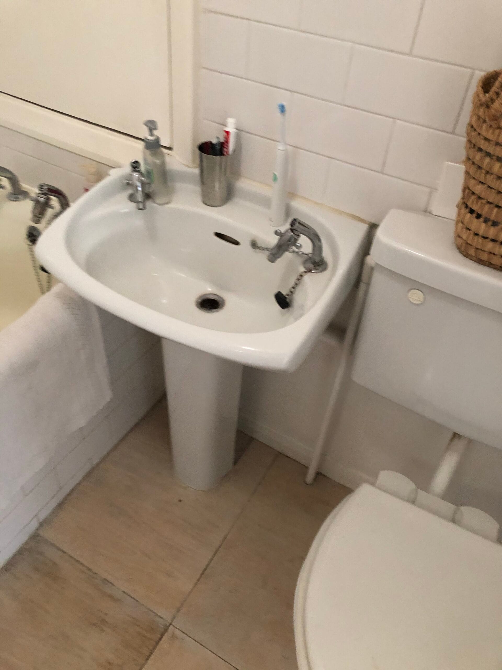 Pedestal bathroom sink after unblocking